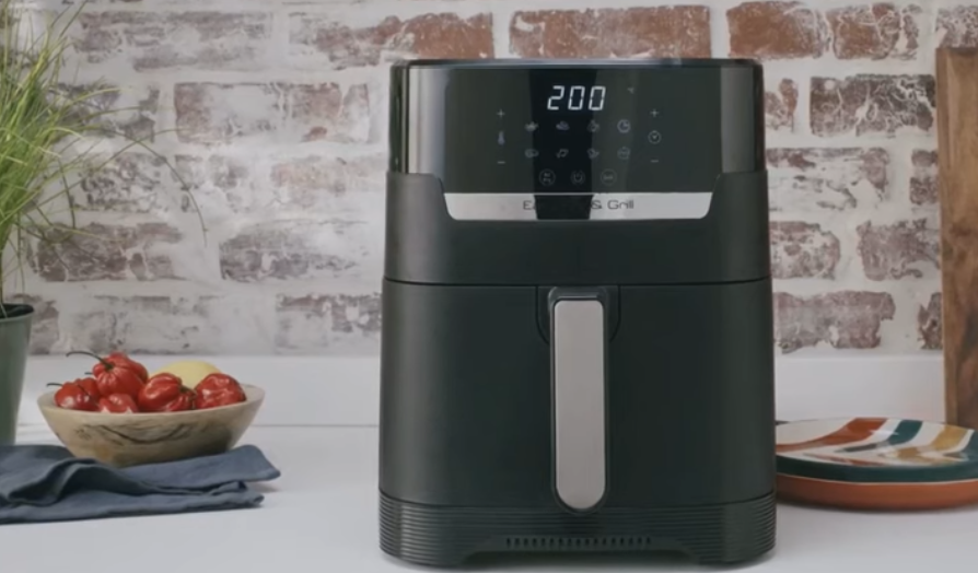 Freidora de aire negra moderna en una encimera de cocina